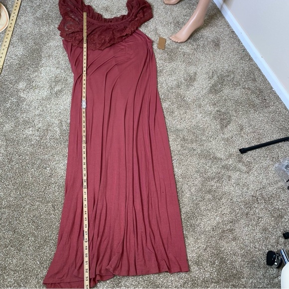 Just Found maxi dress in burgundy lace over shoulder flowy plus size 1X New - Picture 10 of 13